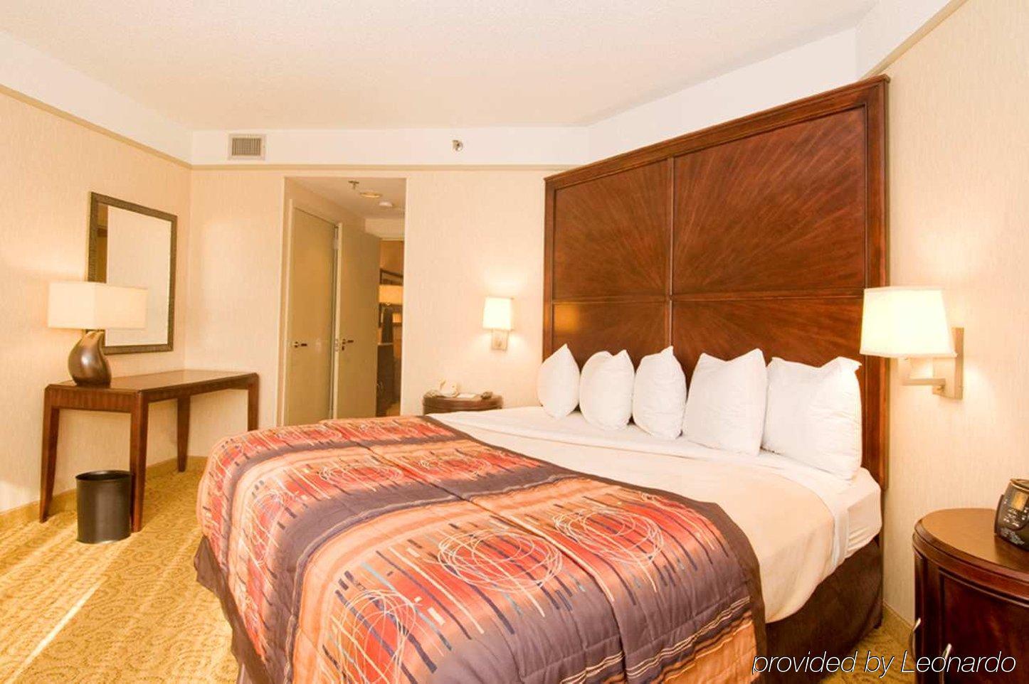 Embassy Suites By Hilton Atlanta Galleria Смирна Номер фото