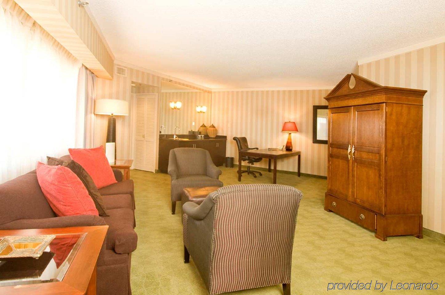 Embassy Suites By Hilton Atlanta Galleria Смирна Номер фото